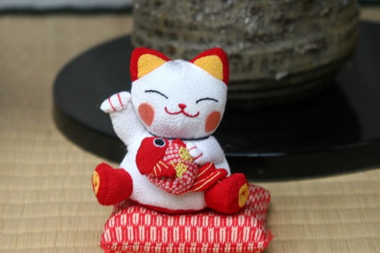 Stuffed_maneki_neko_by_OiMax_in_Ginza,_Tokyo