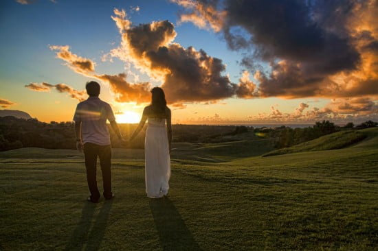 Couple_holding_hands_in_Kauai_(7635480262)