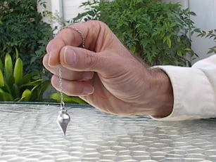 utiliser-pendule-divinatoire