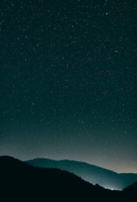 Les Constellations de l'Amour et de la Fortune : Décryptage Astrologique des Fêtes de Fin d'Année