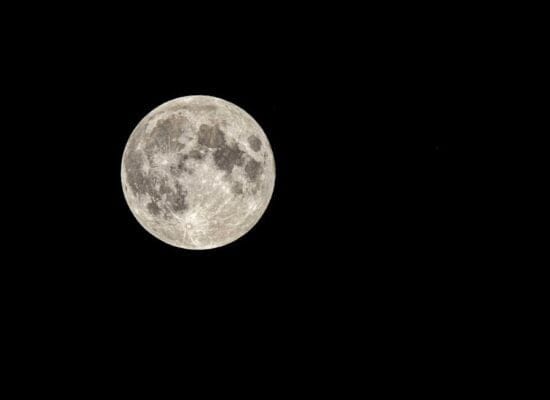 La Pleine Lune de Février 2024: Résonances et Révélations Zodiacales