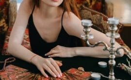 Décryptage Ésotérique des Grains de Beauté : Leur Signification Cachée selon l'Astrologie