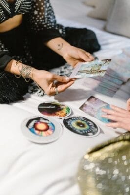 L'ésotérisme face à la fatigue hivernale : décryptage et solutions pour les signes astrologiques les plus touchés