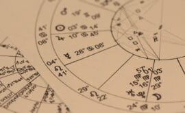 L'influence du Serpent de Bois sur vos relations toxiques en 2025 : Comment l'astrologie chinoise peut vous aider à vous libérer