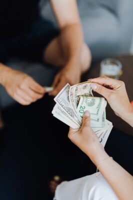 Rêver de Donner de l'Argent à Quelqu'un: Significations et Interprétations