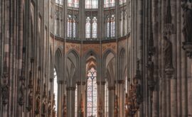 Rêver de Messe dans une Église : Significations et Interprétations Détaillées