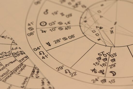 Découvrez comment l'astrologie révèle votre potentiel caché et vos failles secrètes 🌠