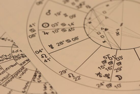 Astrologie et Génie : Le Thème Astral des Prix Nobel Cache-t-il une Prédisposition à la "Maladie du Nobel" ? ✨