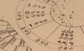 Astrologue, entre ombre et lumière : enquête sur un métier à double face