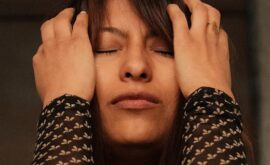 Le poison du silence: ces signes qui somatisent leurs non‑dits (et comment s’en libérer)