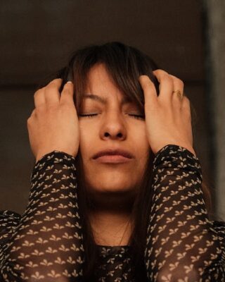 Le poison du silence: ces signes qui somatisent leurs non‑dits (et comment s’en libérer)