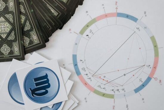Saturne rétrograde en Bélier : le Tarot et votre thème natal pour enfin lâcher prise en août 2026